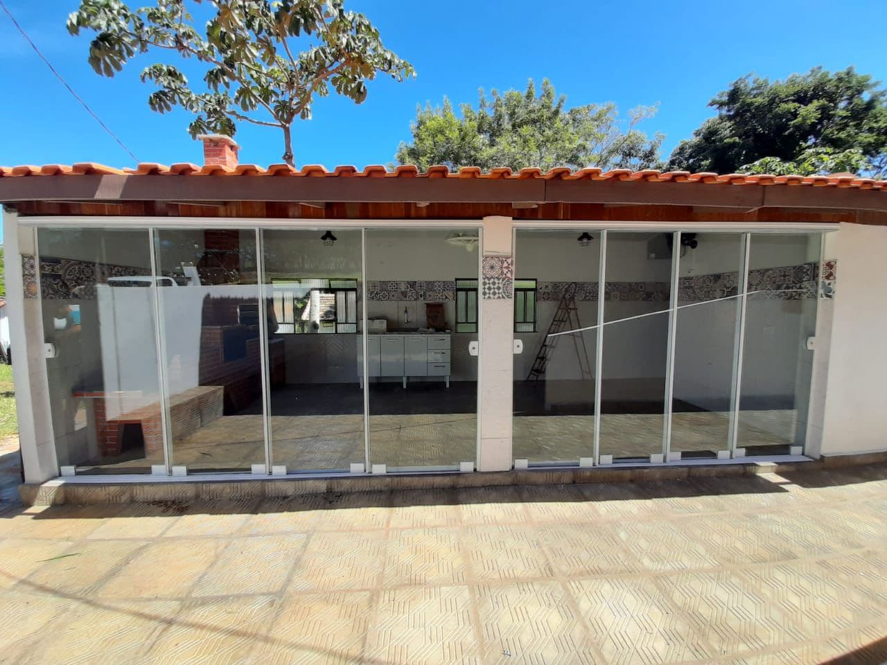 Fachada de Edícula com Portas de Correr de Vidro